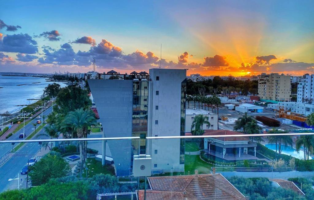 The White Pearl Suite - Beach Front City Centre With Sea View. Lemesós Eksteriør bilde