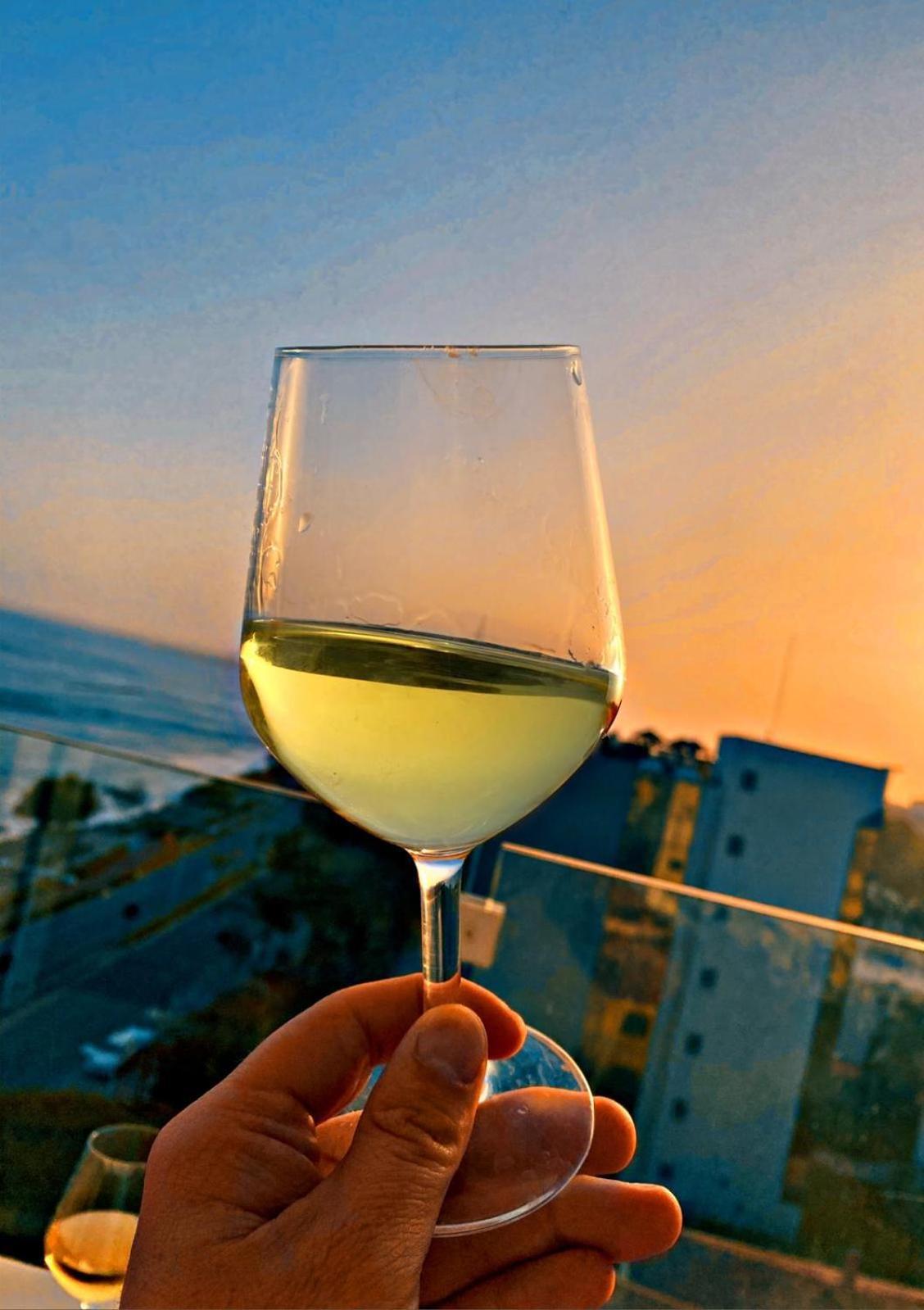 The White Pearl Suite - Beach Front City Centre With Sea View. Lemesós Eksteriør bilde